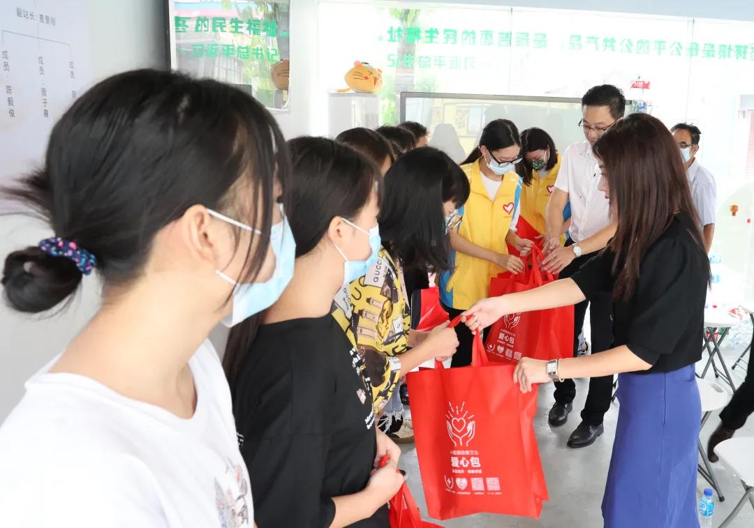 秋葵视频官网家具集团为受助学子赠送爱心包
