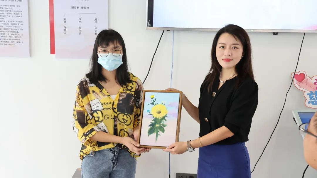 学生代表向秋葵视频官网家具集团赠送手绘油画作品